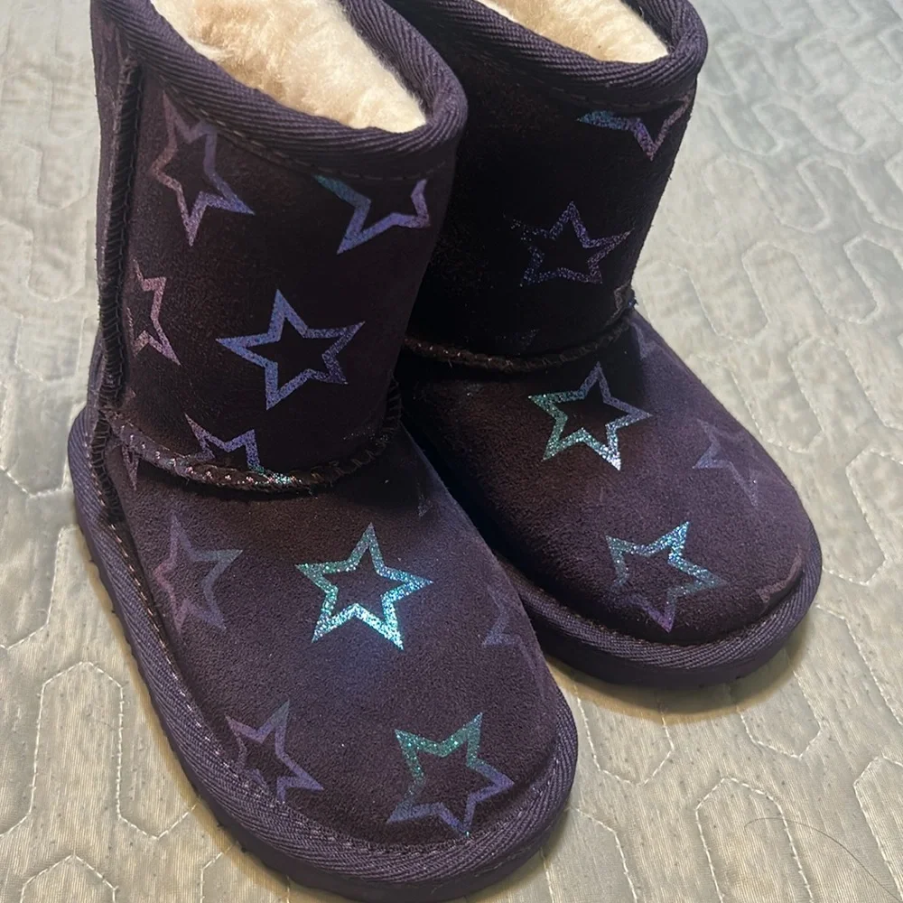 UGG Unisex-Child T Classic Ii Iridescent Stars Fashion Boot